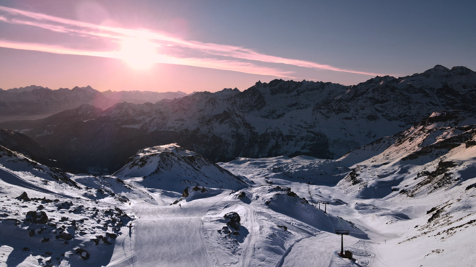 panorama invernale cime bianche con piste da sci